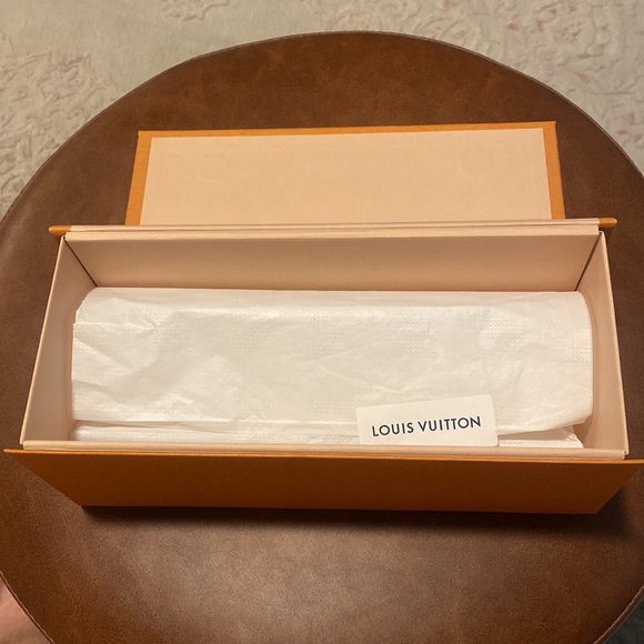 Louis Vuitton Box with Magnetic Closure - Picture 6 of 9